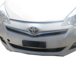 Toyota Verso S anno dal 2011 al 2015 Musata anteriore di colore bianco